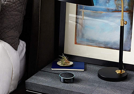 Amazon Echo Dot auf Nachttisch