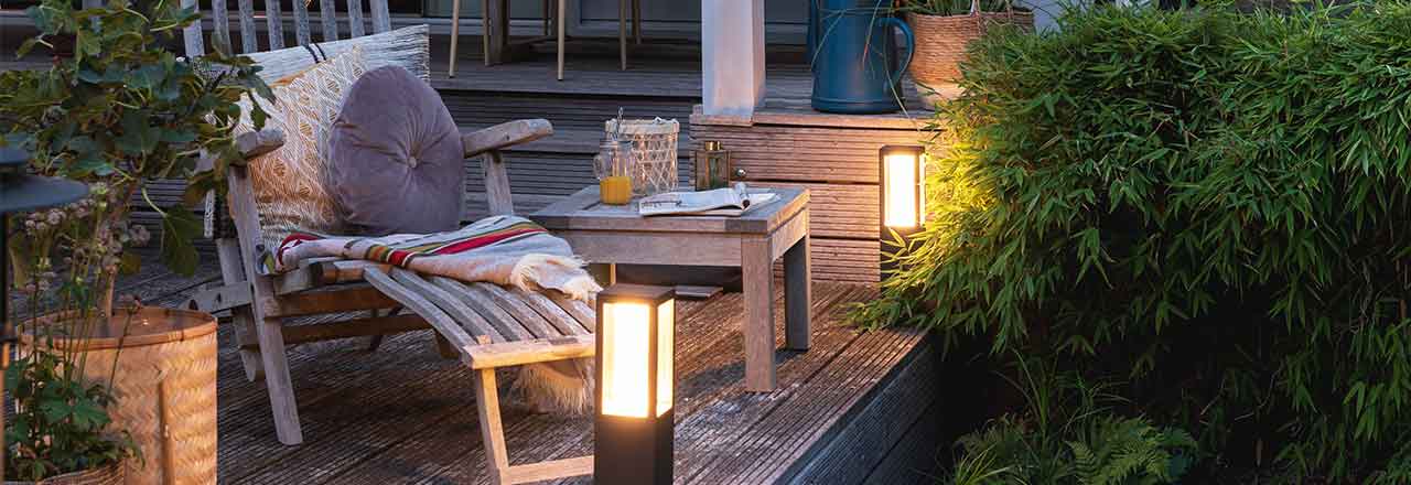 Terrasse mit Liege und smarter Aussenlampe