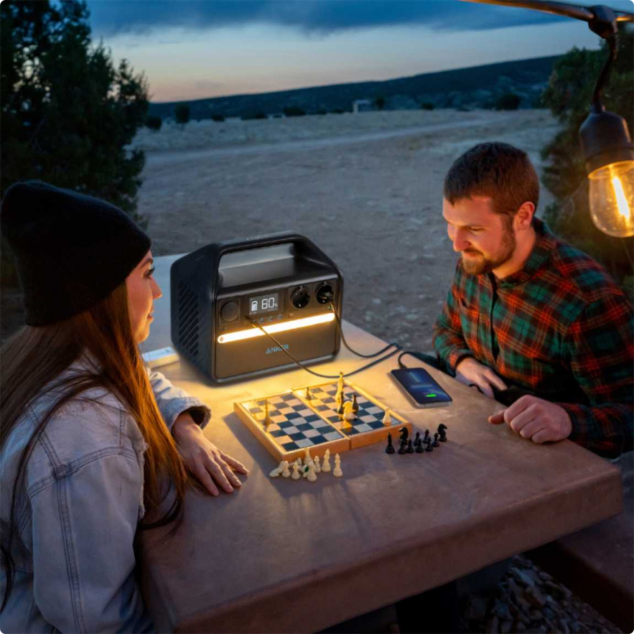 Anker Powestation mit Lampe beim Camping