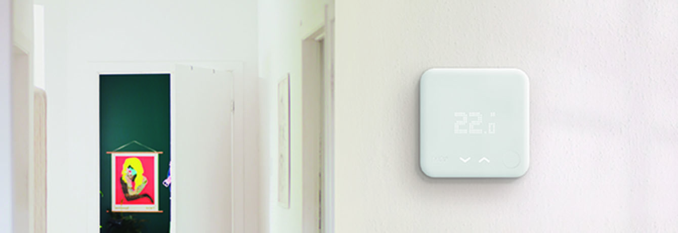 Flur mit an Wand montiertem smartem Raumthermostat