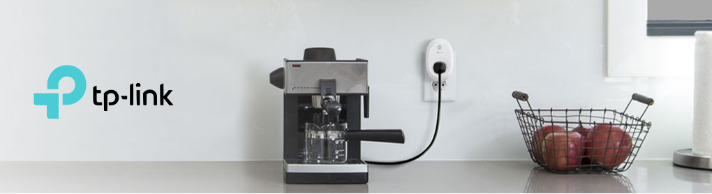Espressomaschine angeschlossen mit smarter TP-Link Steckdose neben Äpfeln und TP-Link Logo