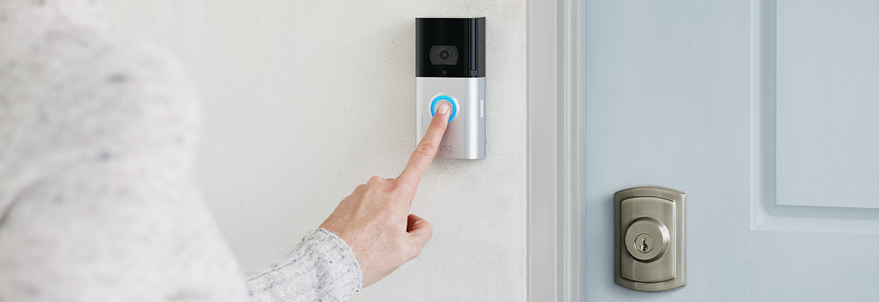 Besucher nutzt die Ring Video Doorbell 3