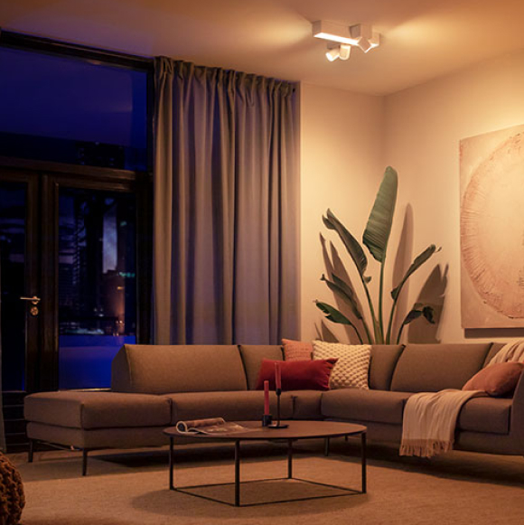 Philips Hue Smart Home Beleuchtung in einem Wohnzimmer
