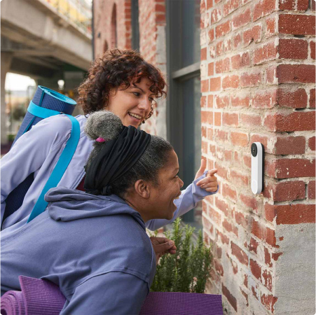 Zwei frauen vor der Google Nest Videotürklingel