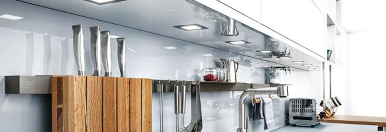 Küchenzeile mit eingebauten smarten Spotlampen