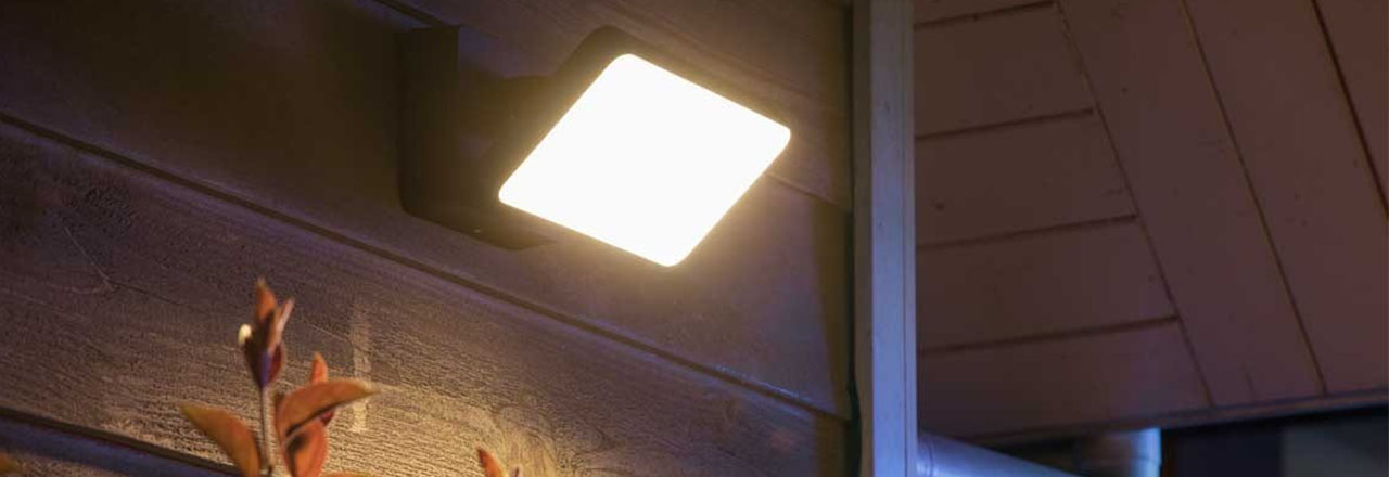 Smartes Philips Hue Flutlicht an Hauswand installiert
