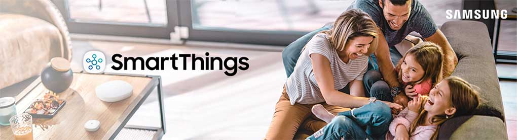 Glückliche Familie auf Sofa mit Samsung SmartThings Logo