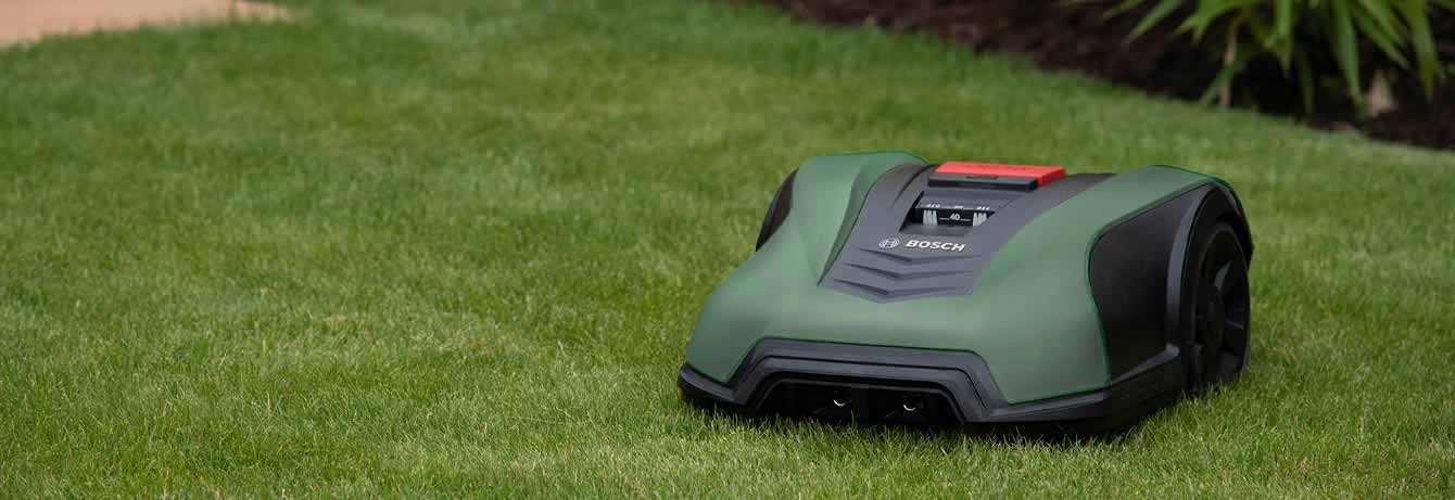 Smarter Bosch Mähroboter in Garten