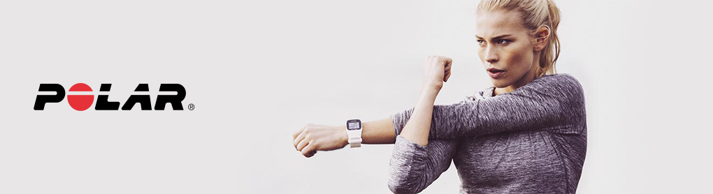 Frau dehnt sich beim Sport mit Polar Smartwatch neben Polar Logo