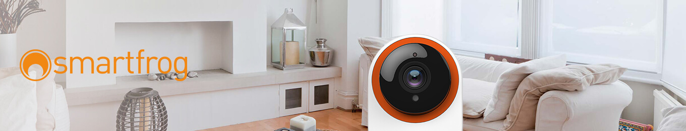 Smarte Smartfrog Kamera in Wohnzimmer neben Smartfrog Logo
