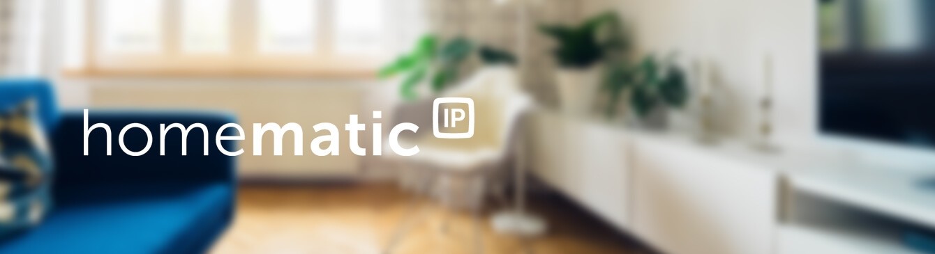 Homematic IP Logo mit Wohnzimmer im Hintergrund