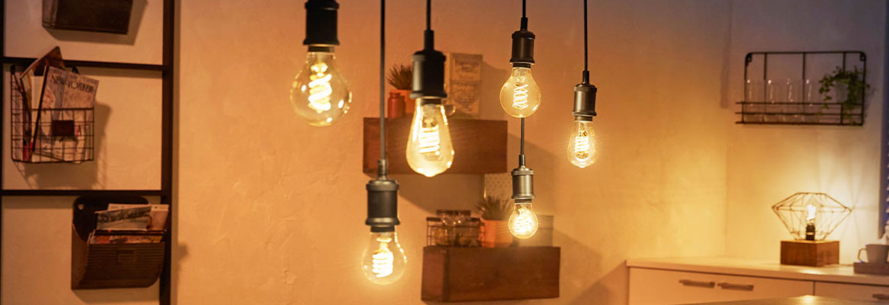 Mehrere smarte Philips Hue Filament Glühbirnen in Wohnzimmer