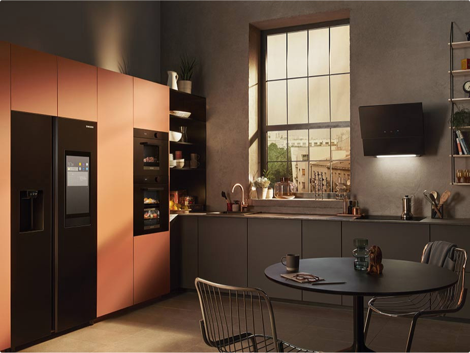 Dunkle Küche mit SmartThings-kompatiblen Haushaltsgeräten