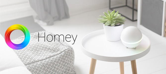 Wohnzimmertisch mit Homey Smart Hub und Homey Logo