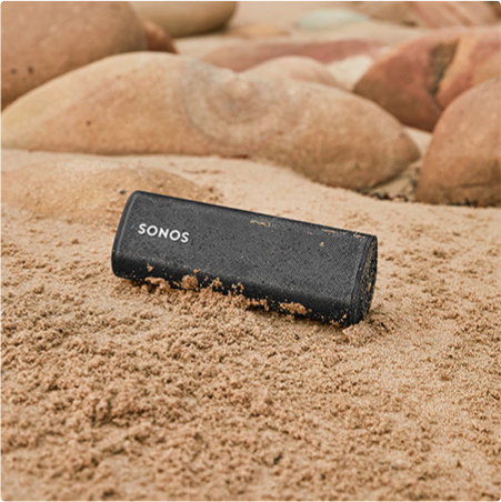 Sonos Roam mobiler Speaker im nassen Strandsand