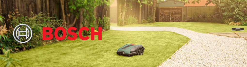 Smarter Mähroboter in Garten mit Bosch Logo