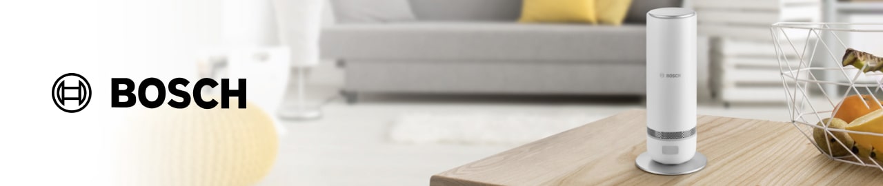 Eine Bosch Smart Home Innenkamera steht auf dem Tisch einer Wohnung