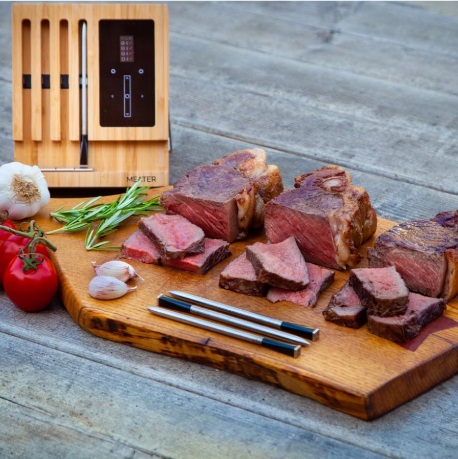 Meater Fleischthermometer mit Steak in unterschiedlichen Garstufen