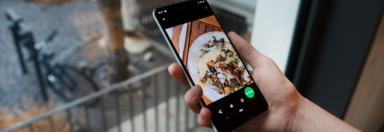 Google Pixel mit geöffnetem Foto von Essen