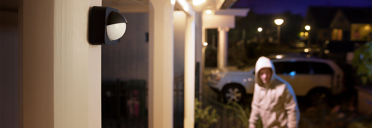 An Haus installierter Philips Hue Outdoor Sensor bei Nacht