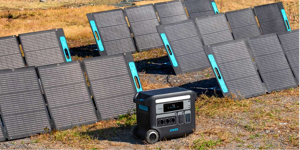 Eine Powerstation von Anker wird mehreren mobilen Solarmodulen aufgeladen.