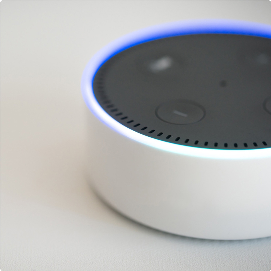 Amazon Echo Dot smarter Lautsprecher auf Tisch
