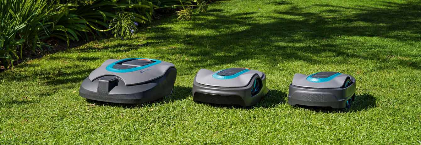 Drei verschiedene smarte Gardena Mähroboter in Garten