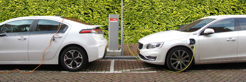 Zwei Elektroautos werden an Ladesäule geladen