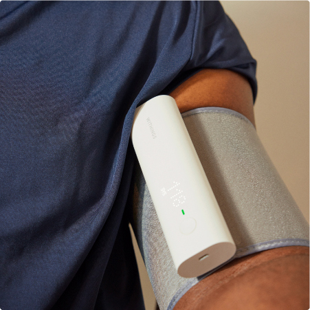 Withings BPM Connect Blutdruckmessgerät am Arm