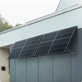 An der Hauswand installiertes Mini-Solarkraftwerk