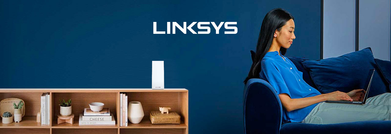 Frau mit Laptop auf Sofa mit WLAN Mesh System auf Sideboard und Linksys Logo