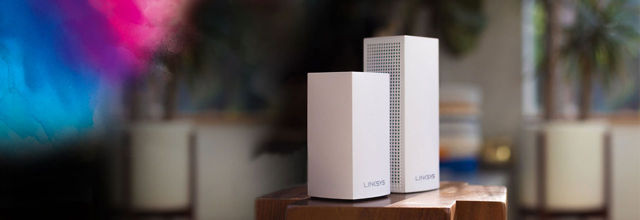 Nahaufnahme von smarten Linksys WLAN Mesh Geräte in Wohnzimmer