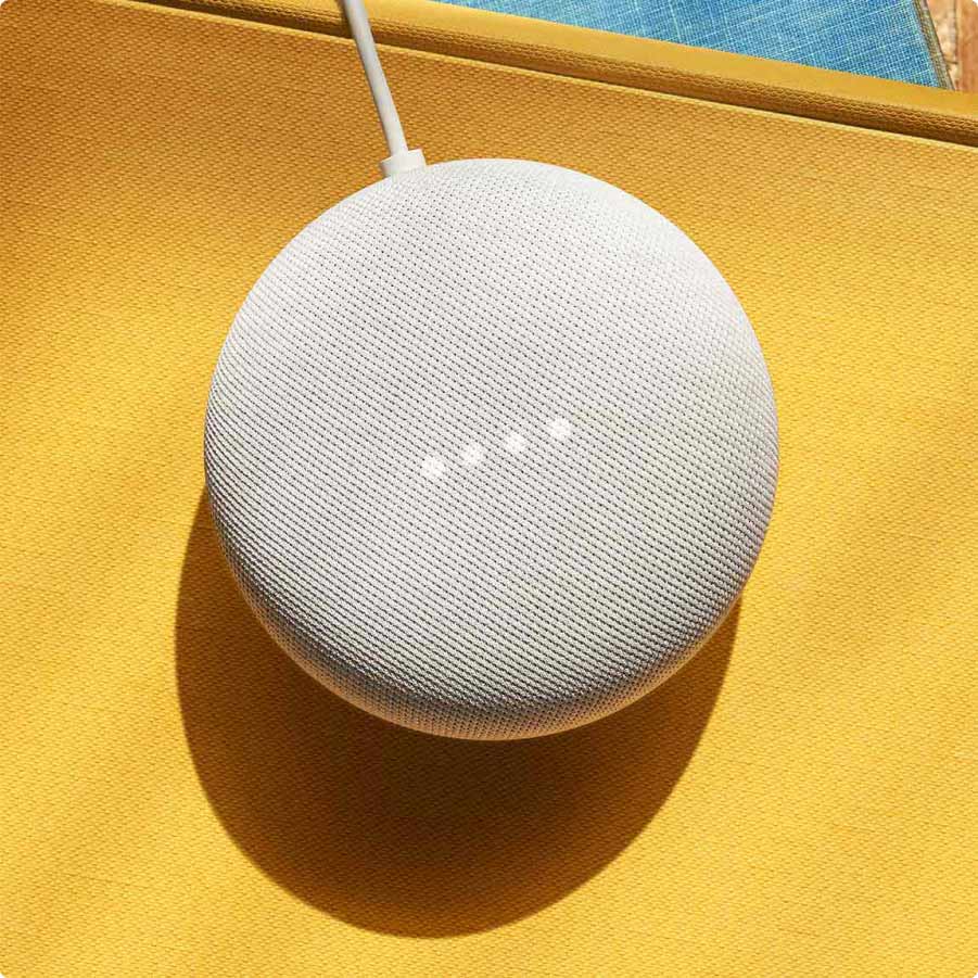 Google Nest Mini smarter Lautsprecher auf Tisch