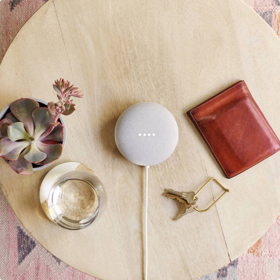 Google Nest mini Smart Speaker auf Beistelltisch